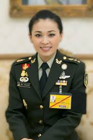 Die Bilder Zeigen Eine Stolze Und Selbstbewusste Frau C Public Relations Department Thailand In 2020 Selbstbewusste Frau Militar Kleidung Starke Frau