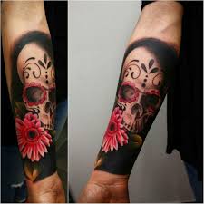 Ce tatouage nécessite l'emploi de beaucoup de couleurs et si on le fait tout petit, la couleur ne se. Tatouage Tete De Mort Mexicaine Signification Tendances