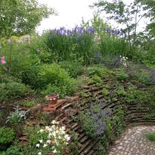 Http Www Gartenschreiber De Kreativgarten Alte Baustoffe Ummauerter Garten Garten Steinmauer Garten