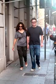 Lui con la giacca in spalla, lei con le mani piene di pacchi e sacchetti sotto il sole bollente: Tra Sabrina Ferilli E Flavio Cattaneo E Pace Fatta Libero Quotidiano