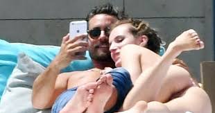 Scott disick, 33, and bella thorne, 19, were spotted getting cuddly during a sunbathing session on wednesday. Us Weekly V Tvittere Scott Disick Kisses Bikini Clad Bella Thorne Poolside In Cannes Photos Https T Co Ekqbtndede