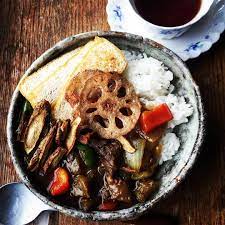 segacyan instagram 和ごはん 和カレー です 和カレーの朝 ふたりは さめた紅茶 のみほし と冷めた紅茶もつけましたぁ 牛すじ煮込みに炒め野菜と水溶きカレー粉を入れ 水溶き片栗粉でとろみをつけました トッピングは素揚げのレンコ cooking food