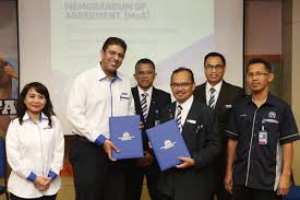 A board of directors is a panel of people elected to represent shareholders. Usim Mydin Menandatangani Moa Lancar Kad Alumni Usim Universiti Sains Islam Malaysia