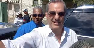 El presidente Abinader encabeza marcha caravana en Mao