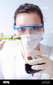 Recipiente provetta pistone Chimica laboratorio mix spill cob smock donna  shine Foto stock