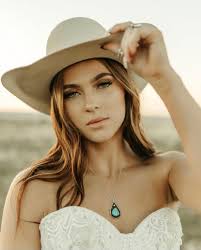 Callie Lowe's Instagram, Twitter & Facebook