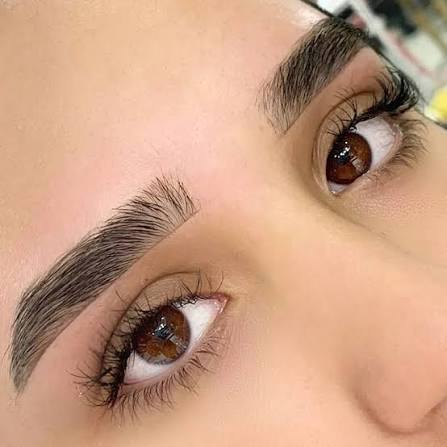 É possivel realizar um design de sobrancelhas em uma sobrancelha grossa?  SIM! ✨️ Respeitando totalmente sua estrutura, sem afinar, é possível mater  a estrutura sem alterações na sua personalidade. E você, prefere