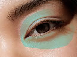 You need a curler that will curl effectively without damaging your fragile lashes. 13 Mistakes You Re Making When Using An Eyelash Curler Self