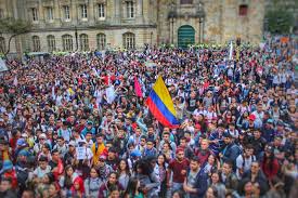 Una noche de protestas en la capital colombiana por la muerte de un hombre detenido dejó siete muertos, decenas de heridos y varios inmuebles dañados. Colombia Witnesses Historic Protest In Defense Of Public Education Peoples Dispatch
