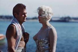 Questo colorato marilyn monroe alcuni come esso caldo tazza o la marca di tazza gialla del mago di oz un grande regalo per qualcuno di speciale nella tua vita o anche solo per te! Marilyn Monroe Sul Set Di A Qualcuno Piace Caldo Accanto A Tony Curtis 297816 Marilyn Monroe Photos Tony Curtis Some Like It Hot