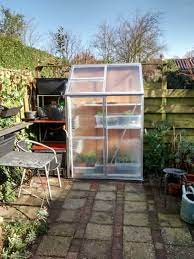 heeft u een kleine tuin of helemaal geen tuin en wilt u toch kunnen kweken dan is een muurkas wellicht de oplossing voor u een muurkas nee tuinkas tuin kas
