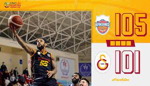 Türk basketbolunun gelişimindeki önemli kulüplerden biri olan galatasaray, basketbol şubesini ahmet robenson'un girişimleriyle 1920'li yıllarda kurmuş olsa da, türkiye'de basketbolun ilk olarak 1900'lü yılların başında robert koleji (1904) ve galatasaray lisesi'nde (1911) oynandığı iddia edilir. Y5yq88j5ayervm