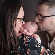 🤎 L'amour 🤎 Il y a un an jour pour jour, j'accueillais ce merveilleux  bébé colibri au studio pour ses portraits de naissance... Hugo ! Et  aujourd'hui, j'accueille un petit bébé qui