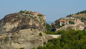 The holy monastery of roussanou, located at meteora was first established in the 14th century. Meteora Kloster