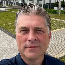 Onze hoofdmonteur Anne Deen scoorde hoge ogen in de wereldwijde wedstrijd  voor autoruitmonteurs. Hij won in de categorie voorruitvervanging.  Gefeliciteerd namens alle collega's! #trots #bestofbelron.