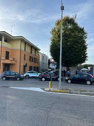 Violenta rissa con spranghe e bottiglie tra tifosi: diversi feriti nel  Milanese. Video