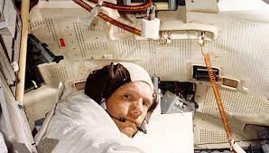 The first man to walk on the moon™. Sensationsfund Witwe Von Neil Armstrong Entdeckt Geheime Mitbringsel Ingenieur De