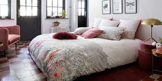 Pour les lits 2 personnes standards (140x190) il est conseillé de prendre une couette de 200x200 ou 220x240 pour avoir un débord de minimum 30 cm. Comment Choisir Sa Parure De Lit Mon Carre Deco Carre Blanc Magazine