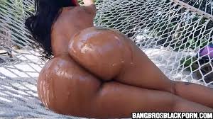 Gorgeous black pornstar sucking a big black cock - XNXX.COM