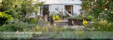 blumenzwiebeln im staudenbeet das blumenbeet zwischen terrasse und pool staudenbeet vorgarten bepflanzen gartengestaltung