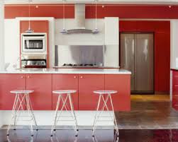 Pilihan cat dapur yang hangat bisa berupa warna jingga lembut seperti pada dinding di atas ataupun warna bumi lainnya seperti terakota, kuning, atau merah. 10 Cat Dapur Warna Merah Bata