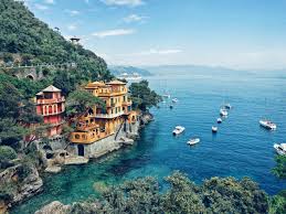 Crown jewel of the italian riviera, portofino lies between two gulfs creating a picturesque hamlet embedded in a natural reserve, a protected area that houses mediterranean flora and fauna. Portofino Italien 2020 Luftaufnahme Von Hausern In Der Nahe Des Meeres Wahrend Des Tages 1432849 Stock Photo Bei Vecteezy