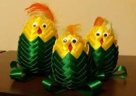 Ozdoba wielkanocna jajka wielkanocne z zawieszką ręcznie wykonane w kolorze biały zdobione różowymi papierowymi kwiatkami jako dekoracja świąteczna na stół. Ozdoby Wielkanocne Jajka Styropianowe Sprzedajemy Pl