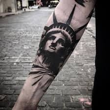 Diti dans le guide complet du premier tatouage. Statue Of Liberty By Dez Statue Of Liberty Tattoo Statue Tattoo Liberty Tattoo