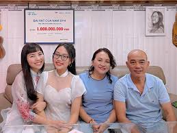 Aug 15, 2021 · nữ ca sĩ rèn cặp phương mỹ chi khi phát hiện năng khiếu ca hát của cháu gái 6 tuổi. PhÆ°Æ¡ng Má»¹ Chi Cuá»™c Sá»'ng TrÆ°á»›c Va Sau Khi Ná»•i Tiáº¿ng Tháº¿ Nao