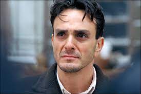 Versatile actor hank azaria performs voices on the simpsons for an array of characters including moe szyslak chief wiggum, and comic book guy, among others. Bild Zu Hank Azaria Uprising Der Aufstand Tv Bild Hank Azaria Filmstarts De