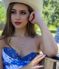 Writing my own love story… Love you lots, 💛 Lex Dress: @glamlora.official  #lexturner341 #prom #hocodress #mylovestory #teeninfluencer #teenfashion