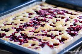 Eine 28 cm große springform fettest du mit etwas margarine ein und gibst den teig hinein. Beeren Griess Kuchen Vom Blech Kuchengeschichten