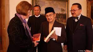 Setelah melepas jabatan sebagai presiden republik indonesia, habibie beserta keluarganya memilih untuk kembali ke jerman. Sosok Habibie Di Mata Indonesia Jerman Dunia Informasi Terkini Dari Berbagai Penjuru Dunia Dw 13 09 2019
