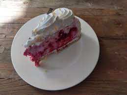 Nach art einer tarte tatin wird dieser kuchen mit dem belag nach unten gebacken: Himbeer Baiser Torte Bild Von Cafe Steigleder Fohr Tripadvisor