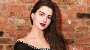 ووصف بن حسين الفترة التي عاشتها منذ وفاة والدتها بأنها كانت أيام صعبة ولكنها في نفس الوقت غريبة، فاليوم الأول كان عادي كأن لم يصير شيء واليومين التاليين جلست بالفراش لا تستطيع أن تغادره. Ø§Ù„ÙØ§Ø´ÙŠÙ†ÙŠØ³ØªØ§ Ø§Ù„ÙƒÙˆÙŠØªÙŠØ© Ø±ÙˆØ§Ù† Ø¨Ù† Ø­Ø³ÙŠÙ† ØªØ´Ø¹Ù„ ØºØ¶Ø¨ Ø§Ù„Ø³Ø¹ÙˆØ¯ÙŠÙŠÙ† Ø¨Ù‡Ø°Ø§ Ø§Ù„ÙÙŠØ¯ÙŠÙˆ Ø§Ù„Ù… Ø³ØªÙØ² Ø¯Ù†ÙŠØ§ Ø§Ù„ÙˆØ·Ù†