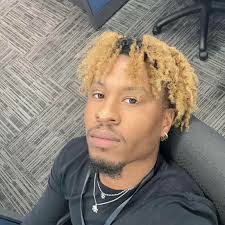 Beyoncé is the most overrated singer of all time. Nothing special. Mid at  best. People who claim to Stan her, can only sing at most, five of her  songs word for word.