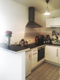 Schone Helle Kuche Mit Dunkler Arbeitsplatte Und Dampfabzugshaube Einrichtungsidee Kuche Kitchen Koln Kuchen Inspiration Kuche Einrichten Kuche