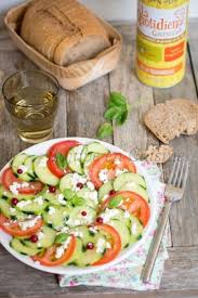 10 Idees De Salades Simples Et Delicieuses Salade De Tomate Concombre Feta Et Groseille Jujube En Cuisine Salade Simple Idee Salade Recettes De Cuisine
