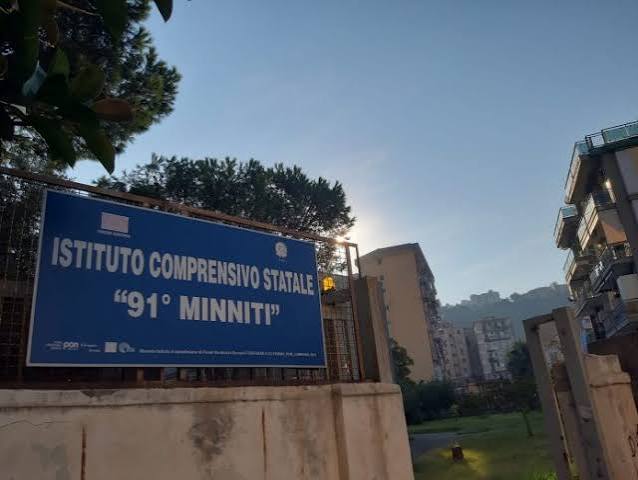 Docenti e alunni della scuola secondaria di 1^ grado dell'Istituto 91 Minniti organizzano corteo “contro la guerra in Ucraina” - Napoli Village - Quotidiano di Informazioni Online