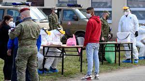 In der slowakei startet ein zweitägiger landesweiter massentest. Krankheit Armut Hetze Corona Gefahrdet Millionen Armer Roma Zdfheute