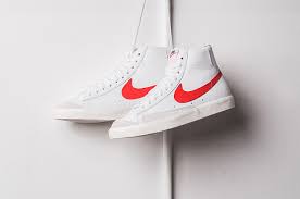 Nike Blazer Mid 77 Vintage Habanero Red Sail White First Look Nike Blazer Mid 77 Habanero Red Tenis