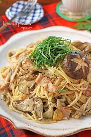 たっぷりきのことベーコンのバター醤油パスタ 休日の簡単ランチ ぱお 料理 レシピ レシピ パスタ レシピ
