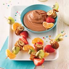 Vous Raffolez Des Crepes Aux Fruits Reinventez Les En Brochettes Accompagnees D Une Sauce Choco Yogourt C Est Chocolate Yogurt Desserts Chocolate Yogurt Dip