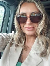 Jacqui's winter wonderland ❄️ Swipe to see with flash! . #winternails  #gelnails #yxenails #lovenails #allnails #artificialnails #holidaynails  #nailsnailsnails