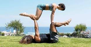 Ofrecemos yoga para adultos, yoga para niños, yoga en familia, yoga para empresas, clases de yoga particulares, clases de pilates y cursos de horarios de kundalini yoga en pozuelo: Acroyoga Yoga Challenge Poses Yoga Poses For Two Yoga Challenge