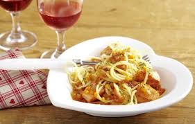 Lachsnudeln Mit Tomatensauce Rezept Edeka Rezept Rezepte Tomaten Sauce Tomatensauce