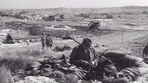 Sur cette photo, prise le 6 juin 1944, pendant la seconde guerre mondiale, tu peux voir des soldats américains à bord d'une barge (une énorme barque plate et large qui sert à transporter des marchandises ou des hommes). 6 Juin 1944 Le Jour J Archives Video Et Radio Ina Fr