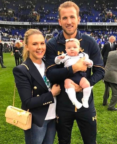 Harry Kane's heavily pregnant fiancée sparks fan fears he may have to fly  home from World Cup to be at birth - Irish Mirror