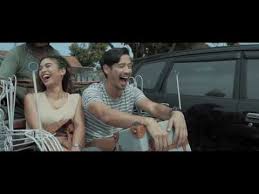 Om adella badai biru voc fira azzahra semmangjaya 2018. 37 Film Romantis Tentang Cinta Segitiga Terbaik Bacaan Indonesia