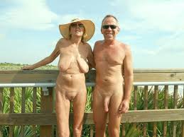 Nudisten Oma mit Ihrem Liebhaber am Strand | GEILEOMAS